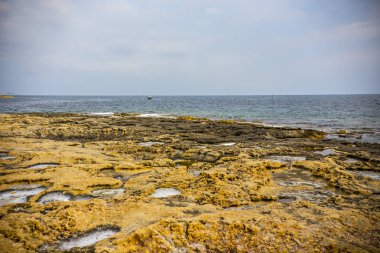 Gozo adasının deniz manzarası, okyanus, uçurumlar, Dwejra, Gozo, Malta