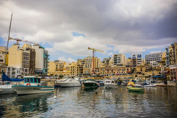Sliema Malta Září 2018 Lodě Jachty Vodě Zátoce Sliema Oblačné — Stock fotografie