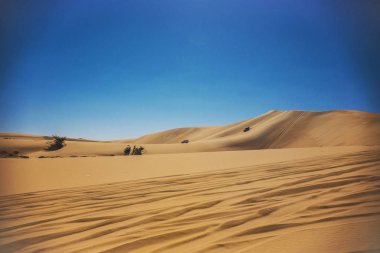 Bahariya, Mısır - Nisan 2018: Sahra Çölü'nde jeep arabalar, Mısır'ın Beyaz Çölü (Farafra).