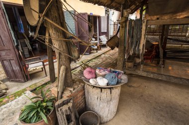 Geleneksel ekipman ve atölye dokuma tezgahı, kumaş üretimi Luang Prabang, Laos