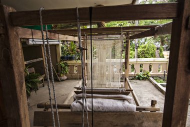 Geleneksel ekipman ve atölye dokuma tezgahı, kumaş üretimi Luang Prabang, Laos
