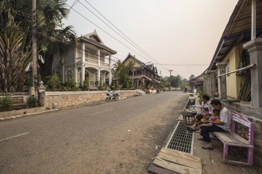 Luang Prabang, Laos-Nisan 2019: Luang Prabang yakınlarındaki Loas kırsal alanı. Laos köyünde geleneksel evler, Güney Doğu Asya.