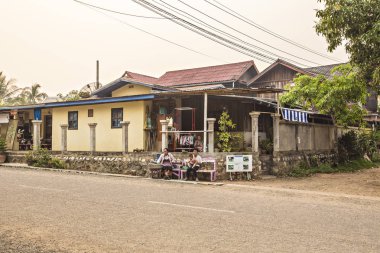 Luang Prabang, Laos-Nisan 2019: Luang Prabang yakınlarındaki Loas kırsal alanı. Laos köyünde geleneksel evler, Güney Doğu Asya.