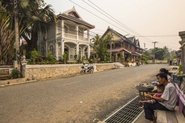 Luang Prabang, Laos-Nisan 2019: Luang Prabang yakınlarındaki Loas kırsal alanı. Laos köyünde geleneksel evler, Güney Doğu Asya.