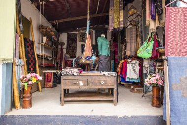 Luang Prabang, Laos 'taki geleneksel tekstil giyim mağazası. Geleneksel Laos moda dükkanının görüntüsü.