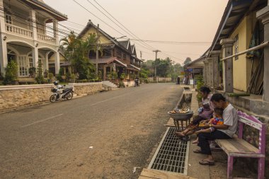 Luang Prabang, Laos-Nisan 2019: Luang Prabang yakınlarındaki Loas kırsal alanı. Laos köyünde geleneksel evler, Güney Doğu Asya.