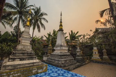 Luang Prabang, Laos - Nisan 2019: Luang Prabang, Laos'taki eski Budist tapınağında antik stupalar