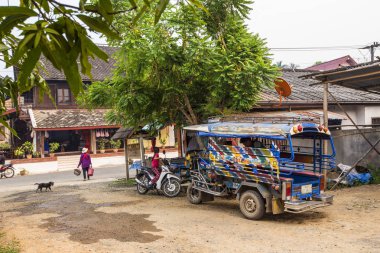 Tayland ve Laos 'taki geleneksel ulaşım, Laos' taki Sangteo otobüsü.
