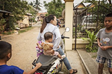 Luang Prabang, Laos 'ta motorsikletli Lao çocukları. 