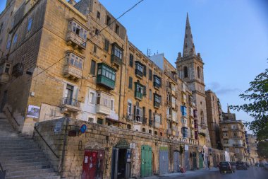 La Valetta, Malta-Eylül 2018: La Valetta dar sokak, Valetta şehir merkezinde tarihi evler, Malta