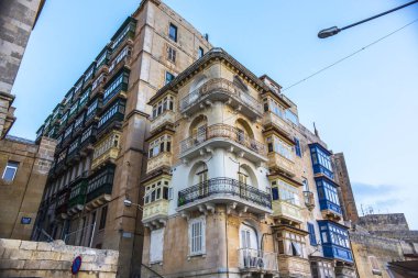 La Valetta, Malta-Eylül 2018: La Valetta dar sokak, Valetta şehir merkezinde tarihi evler, Malta