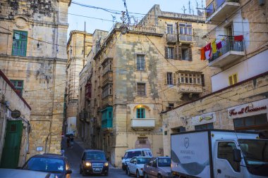 La Valetta, Malta-Eylül 2018: La Valetta dar sokak, Valetta şehir merkezinde tarihi evler, Malta
