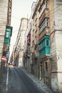 La Valetta, Malta - Eylül 2018: Geleneksel Malta mimarisi, La Valetta, Malta'da ahşap renkli balkonlu ev
