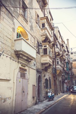 La Valetta, Malta-Eylül 2018: La Valetta dar sokak, Valetta şehir merkezinde tarihi evler, Malta