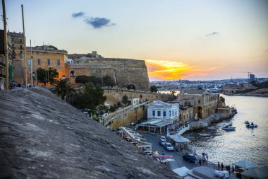 La Valletta, Malta - Eylül 2018: Valletta kasabası üzerinde nefes kesen gün batımı, Malta