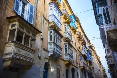 La Valetta, Malta - Eylül 2018: Geleneksel Malta mimarisi, La Valetta, Malta'da ahşap renkli balkonlu ev