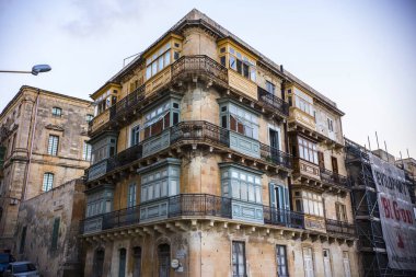 La Valetta, Malta - Eylül 2018: Geleneksel Malta mimarisi, La Valetta, Malta'da ahşap renkli balkonlu ev