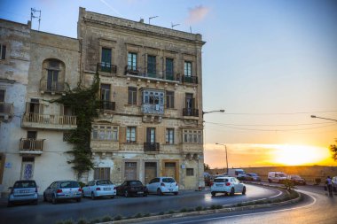 La Valetta, Malta - Eylül 2018: Malta şehir manzarası La Valetta kasabasında gün batımında