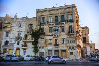 La Valetta, Malta - Eylül 2018: Geleneksel Malta mimarisi, La Valetta, Malta'da ahşap renkli balkonlu ev