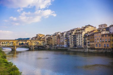 Arno Nehri manzarası ve İtalya 'nın Floransa kentindeki Ponte Vecchio köprüsünden yansıyan evler