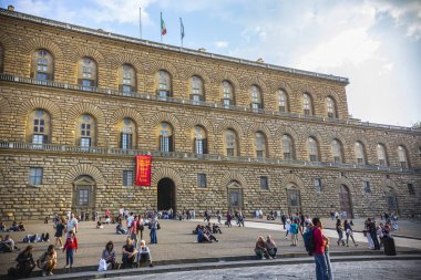 Floransa, İtalya - Ekim 2018: Pitti Sarayı müzesi yakınlarındaki Piazza Pitti'de insanlar, Floransa, Toskana, İtalya