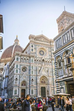 Floransa, İtalya - Ekim 2018: Florence Duomo (Santa Maria del Fiore Katedrali), Toskana, İtalya'nın duvarlarının ve cephesinin inanılmaz yakın görünümü