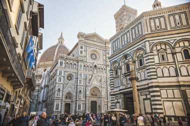 Floransa, İtalya - Ekim 2018: Florence Duomo (Santa Maria del Fiore Katedrali), Toskana, İtalya'nın duvarlarının ve cephesinin inanılmaz yakın görünümü