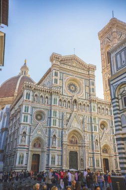 Floransa, İtalya - Ekim 2018: Florence Duomo (Santa Maria del Fiore Katedrali), Toskana, İtalya'nın duvarlarının ve cephesinin inanılmaz yakın görünümü