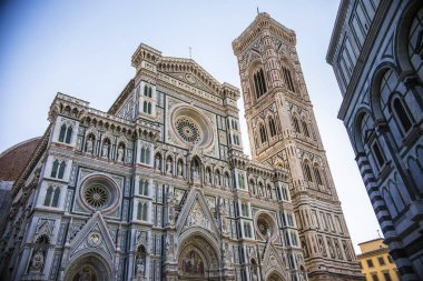 Floransa, İtalya - Ekim 2018: Florence Duomo (Santa Maria del Fiore Katedrali), Toskana, İtalya'nın duvarlarının ve cephesinin inanılmaz yakın görünümü
