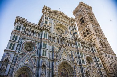 Floransa, İtalya - Ekim 2018: Florence Duomo (Santa Maria del Fiore Katedrali), Toskana, İtalya'nın duvarlarının ve cephesinin inanılmaz yakın görünümü