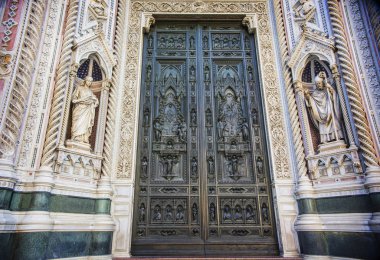 Floransa, İtalya - Ekim 2018: Florence Duomo giriş kapısı detayları yakından görünümü (Santa Maria del Fiore Katedrali), Toskana, İtalya