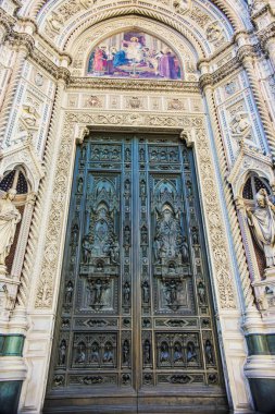 Floransa, İtalya - Ekim 2018: Florence Duomo giriş kapısı detayları yakından görünümü (Santa Maria del Fiore Katedrali), Toskana, İtalya