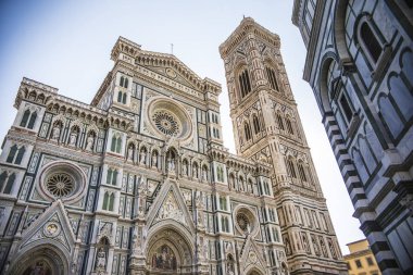 Floransa, İtalya - Ekim 2018: Florence Duomo (Santa Maria del Fiore Katedrali), Toskana, İtalya'nın duvarlarının ve cephesinin inanılmaz yakın görünümü