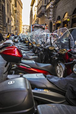 Floransa, İtalya - Ekim 2018: Floransa şehir merkezinde park halindeki motosiklet sırası, Toskana, İtalya