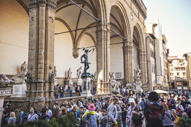 İtalya, Floransa 'da Loggia dei Lanzi' yi ziyaret eden Piazza della Signoria 'daki insanlar