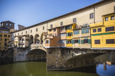 Floransa, İtalya - Ekim 2018: Floransa'daki Ponte Vecchio Köprüsü'nün güzel manzarası, eski taş köprü, Arno nehri kıyısından çekilen fotoğraf, İtalya