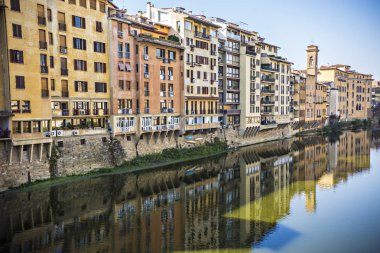 Floransa, İtalya - Ekim 2018: Arno Nehri manzarası ve Floransa, İtalya'daki Ponte Vecchio Köprüsü'nden evlerin yansıması