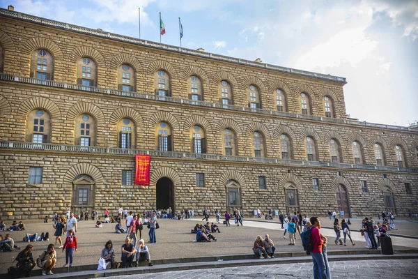 Floransa, İtalya - Ekim 2018: Pitti Sarayı müzesi yakınlarındaki Piazza Pitti'de insanlar, Floransa, Toskana, İtalya