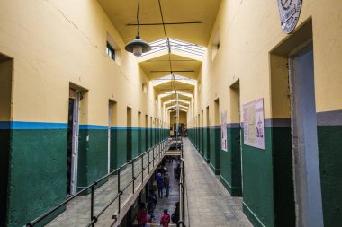 Ushuaia, Arjantin - Şubat 2019: Ushuaia Hapishane Müzesi (Museo Martimo y del Presidio de Ushuaia) kasvetli koridor, Ushuaia eski hapishane iç, Tierra del Fuego, Arjantin