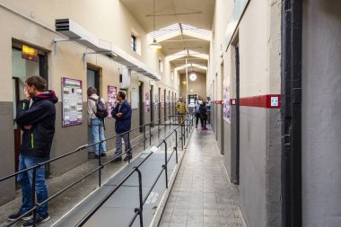 Ushuaia, Arjantin - Şubat 2019: Ushuaia Hapishane Müzesi (Museo Martimo y del Presidio de Ushuaia) kasvetli koridor, Ushuaia eski hapishane iç, Tierra del Fuego, Arjantin