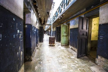 Ushuaia, Arjantin - Şubat 2019: Ushuaia Hapishane Müzesi (Museo Martimo y del Presidio de Ushuaia) kasvetli koridor, Ushuaia eski hapishane iç, Tierra del Fuego, Arjantin