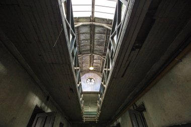 Ushuaia, Arjantin - Şubat 2019: Ushuaia Hapishane Müzesi (Museo Martimo y del Presidio de Ushuaia) kasvetli koridor, Ushuaia eski hapishane iç, Tierra del Fuego, Arjantin