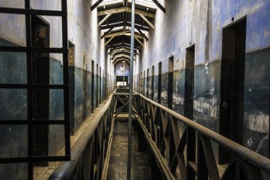 Ushuaia, Arjantin - Şubat 2019: Ushuaia Hapishane Müzesi (Museo Martimo y del Presidio de Ushuaia) kasvetli koridor, Ushuaia eski hapishane iç, Tierra del Fuego, Arjantin