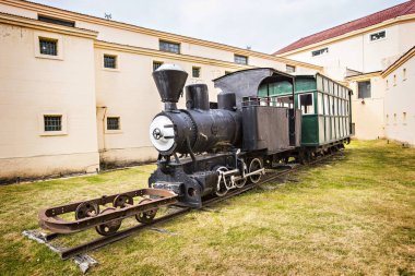 Ushuaia, Arjantin - Şubat 2019: Ushuaia Jail Museum (Museo Martimo y del Presidio de Ushuaia), Jail Museum girişinde dizel lokomotif, Tierra del Fuego, Arjantin
