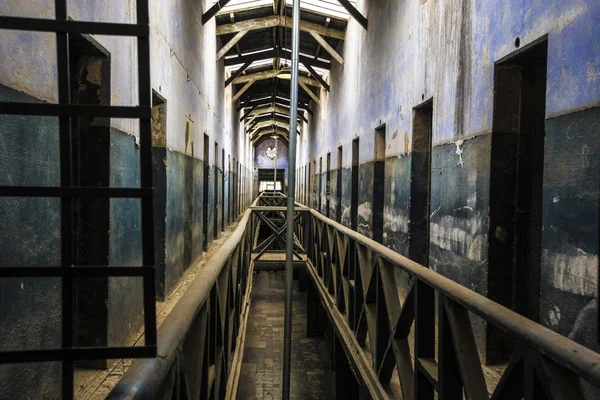 Ushuaia, Arjantin - Şubat 2019: Ushuaia Hapishane Müzesi (Museo Martimo y del Presidio de Ushuaia) kasvetli koridor, Ushuaia eski hapishane iç, Tierra del Fuego, Arjantin