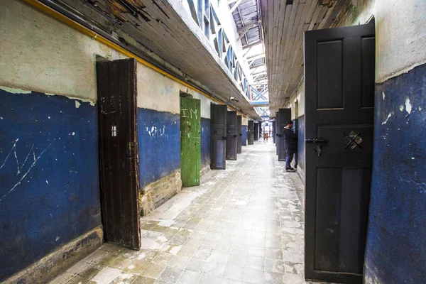 Ushuaia, Arjantin - Şubat 2019: Ushuaia Hapishane Müzesi (Museo Martimo y del Presidio de Ushuaia) kasvetli koridor, Ushuaia eski hapishane iç, Tierra del Fuego, Arjantin