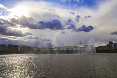 Hamburg, Almanya - Mayıs 2019: Hamburg'daki Alster Gölü'nün görünümü, Almanya'nın hamburg'un merkezi tarihi bölgesi Roterbaum'da. Hamburg'da güneşli bir gün.