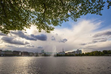 Hamburg, Almanya - Mayıs 2019: Hamburg'daki Alster Gölü'nün görünümü, Almanya'nın hamburg'un merkezi tarihi bölgesi Roterbaum'da. Hamburg'da güneşli bir gün.