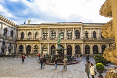 Hamburg, Almanya - Mayıs 2019: Hamburg Rathaus'ta Hygeieia Çeşmesi ile (City Hall) güneşli havalarda iç bahçe, Hamburg, Almanya'nın Özgür ve Hansa Şehrinin yerel yönetim koltuğu