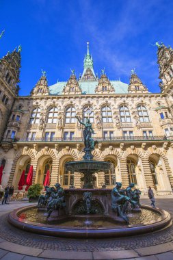 Hamburg, Almanya - Mayıs 2019: Hamburg Rathaus'ta Hygeieia Çeşmesi ile (City Hall) güneşli havalarda iç bahçe, Hamburg, Almanya'nın Özgür ve Hansa Şehrinin yerel yönetim koltuğu